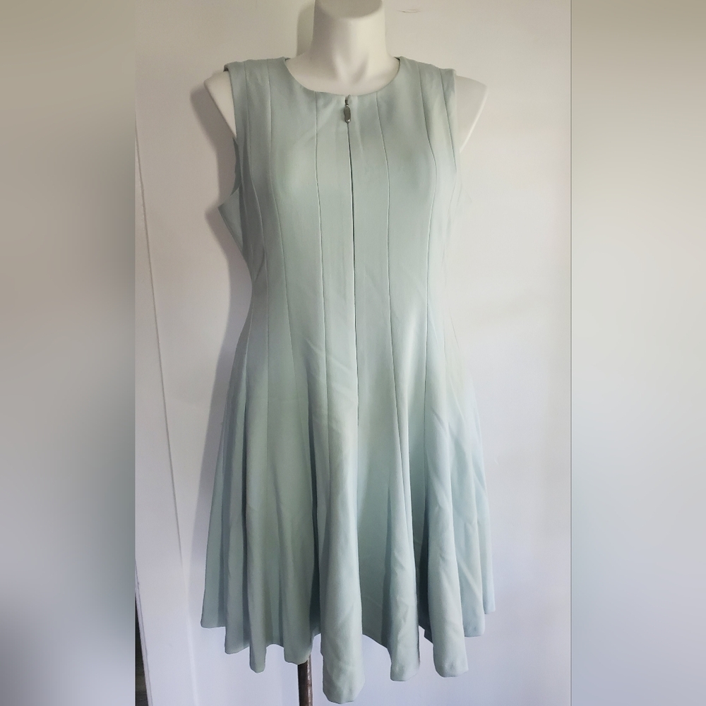 Elegant Sleeveless Dress in Light Green